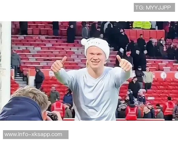 哈兰德晒曼城配色圣诞帽庆祝照为2025年胜利收官添彩 哈兰德晒曼城配色圣诞帽庆祝照为2025年胜利收官添彩