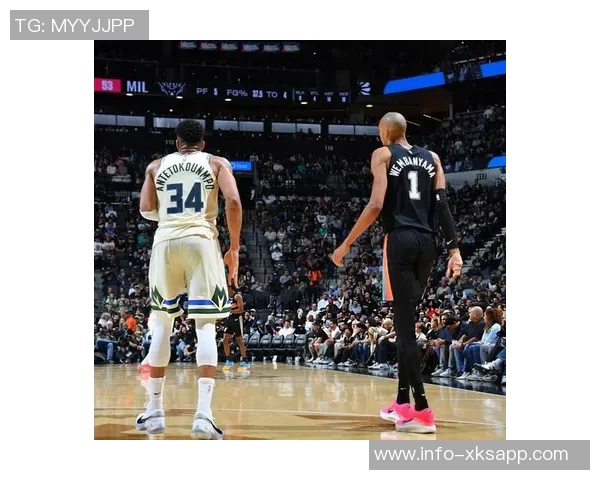 光头球星文班亚马与凯尔登赛后携手三位主场球迷合影留念 光头球星文班亚马与凯尔登赛后携手三位主场球迷合影留念